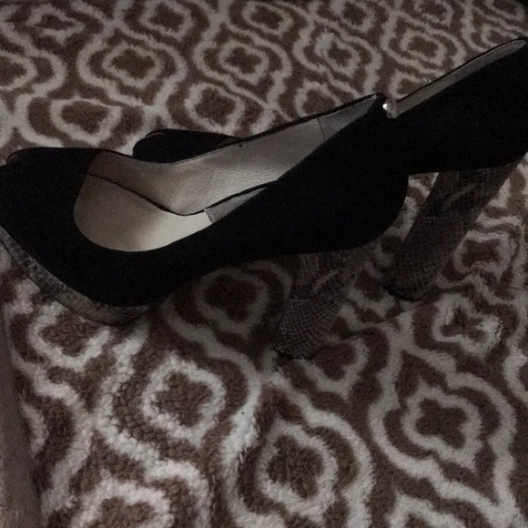 Michael Kors Heel Pump Suede - Picture 2 of 4